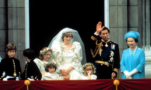 Regina Elisabeta, printesa Diana si printul Charles la nunta din 1981