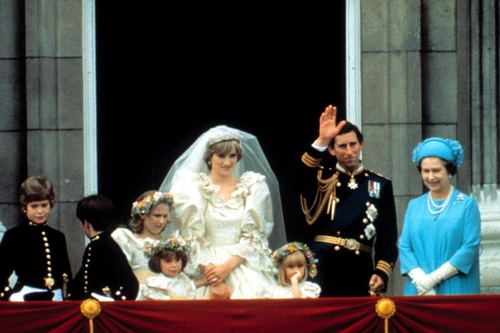 Regina Elisabeta, printesa Diana si printul Charles la nunta din 1981