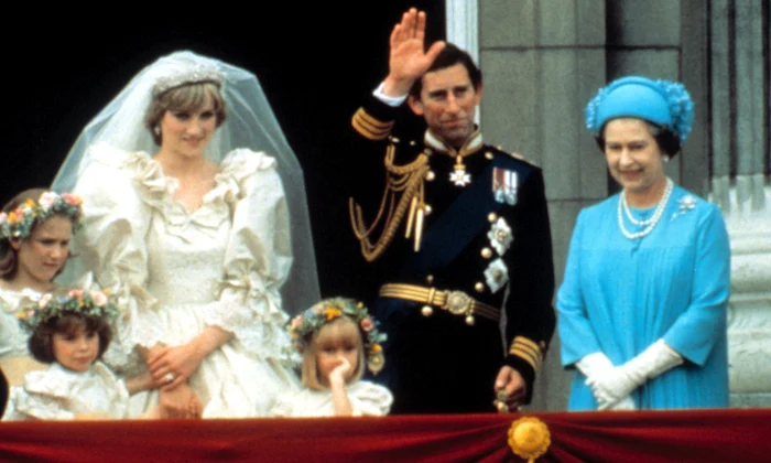 Regina Elisabeta, printesa Diana si printul Charles la nunta din 1981