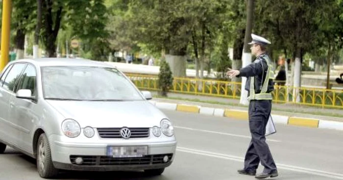 Poliţiştii au efectuat semnat de oprire pentru şofer însă acesta a fugit fiind prins în scurt timp FOTO Adevărul