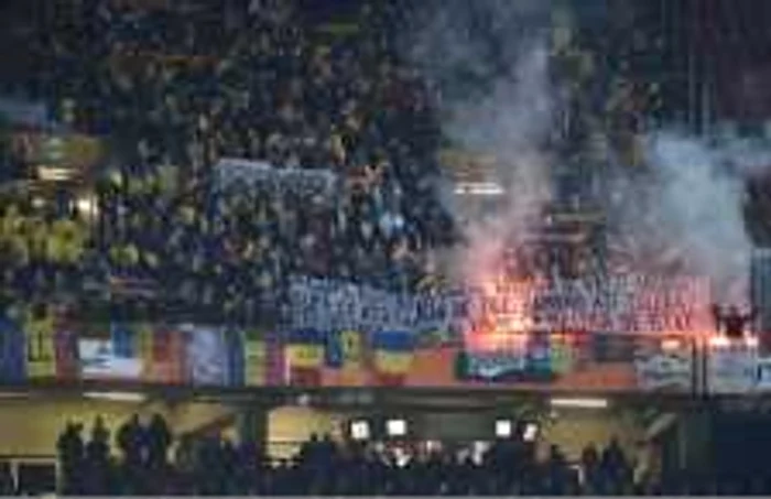 Bannerul afişat de un grup de suporteri români pe Amsterdam Arena, pe 26 martie FOTO: GSP