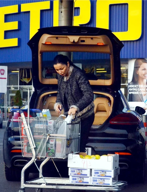 Brigitte pare copleșită de numărul mare de produse pe care trebuie să le stivuiască în portbagaj