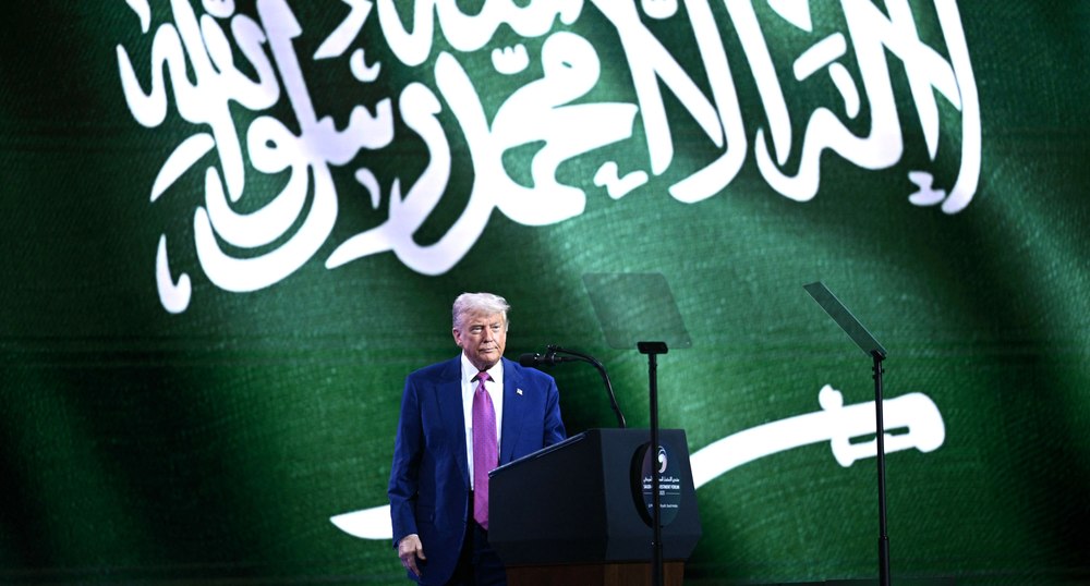 Trump anunță că va ridica toate sancțiunile impuse Siriei, „pentru a-i oferi o șansă la măreție”. „Este timpul să strălucească”