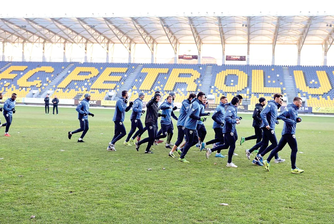 
    Stadionul „Ilie Oană” era, acum câţiva  ani, cel mai modern din ţară. Acum, gazonul nu e bun nici pentru Liga a treiaFoto: Mediafax  