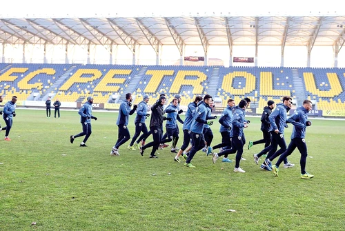 Stadionul „Ilie Oană” era, acum câţiva ani, cel mai modern din ţară. Acum, gazonul nu e bun nici pentru Liga a treiaFoto: Mediafax