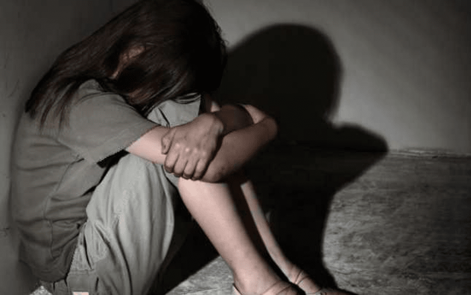 O fetiță de 7 ani, abuzată sexual de tatăl biologic, în Olt. Bărbatul a fost reținut