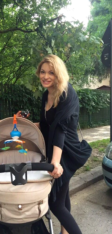 Valentina Pelinel (35 de ani) a ieșit la plimbare cu Cristian Milan