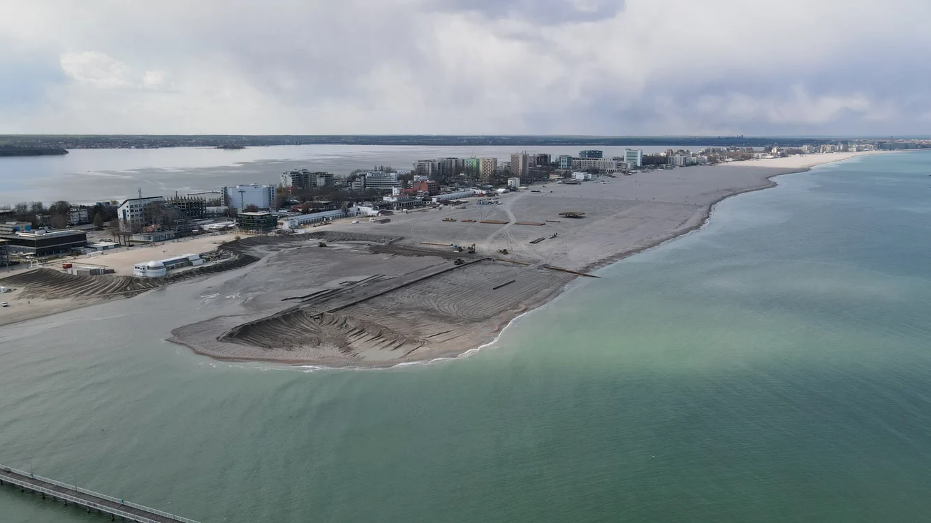 7 km de plajă a fost lărgită și măsoară acum 110 metri lățime