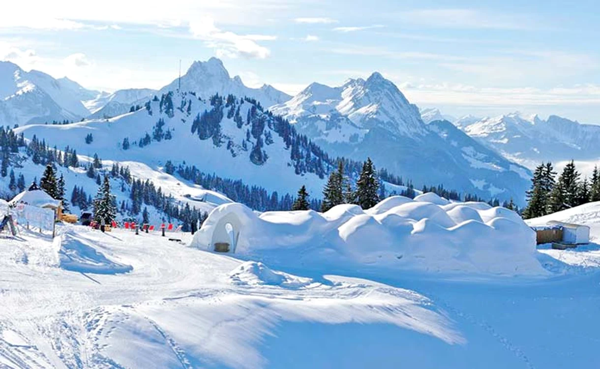 
    Iglu Dorf din Munţii Stansstad este o aşezare turistică unde vizitatorii pot dormi boiereşte la -4˚CFoto: Photoland/Caters  