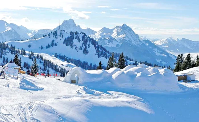
    Iglu Dorf din Munţii Stansstad este o aşezare turistică unde vizitatorii pot dormi boiereşte la -4˚CFoto: Photoland/Caters  