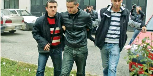 Dragoş Enache (în centru) rămâne în arest  