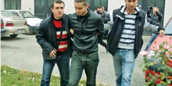 Dragoş Enache (în centru) rămâne în arest  