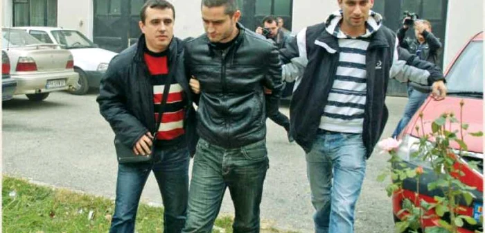 Dragoş Enache (în centru) rămâne în arest