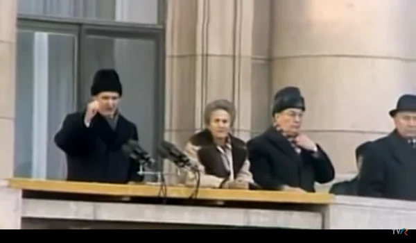 Soții Ceaușescu, în balconul Comitetului Central, la mitingul fatal din 21 decembrie 1989, în ultima zi lor la putere png