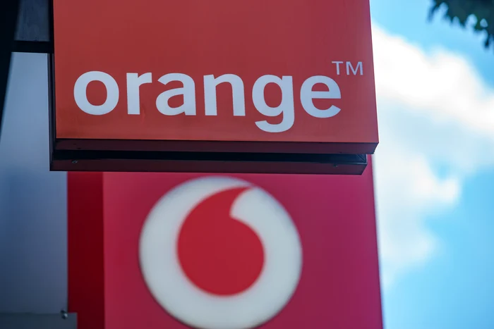 Sigla Orange pe o clădire