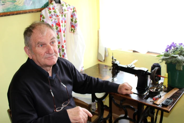 Meşterul Gheorghe Ciuncanu este un adevărat artist al veşmintelor populare FOTO Alin Ion