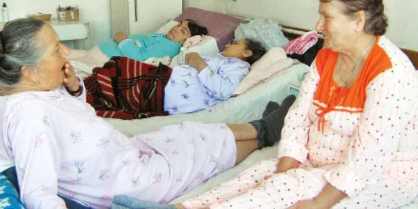 Medicii s-au văzut nevoiţi să interneze şi câte doi bolnavi într-un pat  