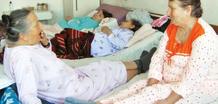 Medicii s-au văzut nevoiţi să interneze şi câte doi bolnavi într-un pat