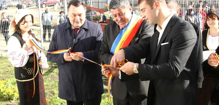 Lucian Bute, la inaugurarea pichetului de pompieri de la Pechea foto Corina Ionaşcu