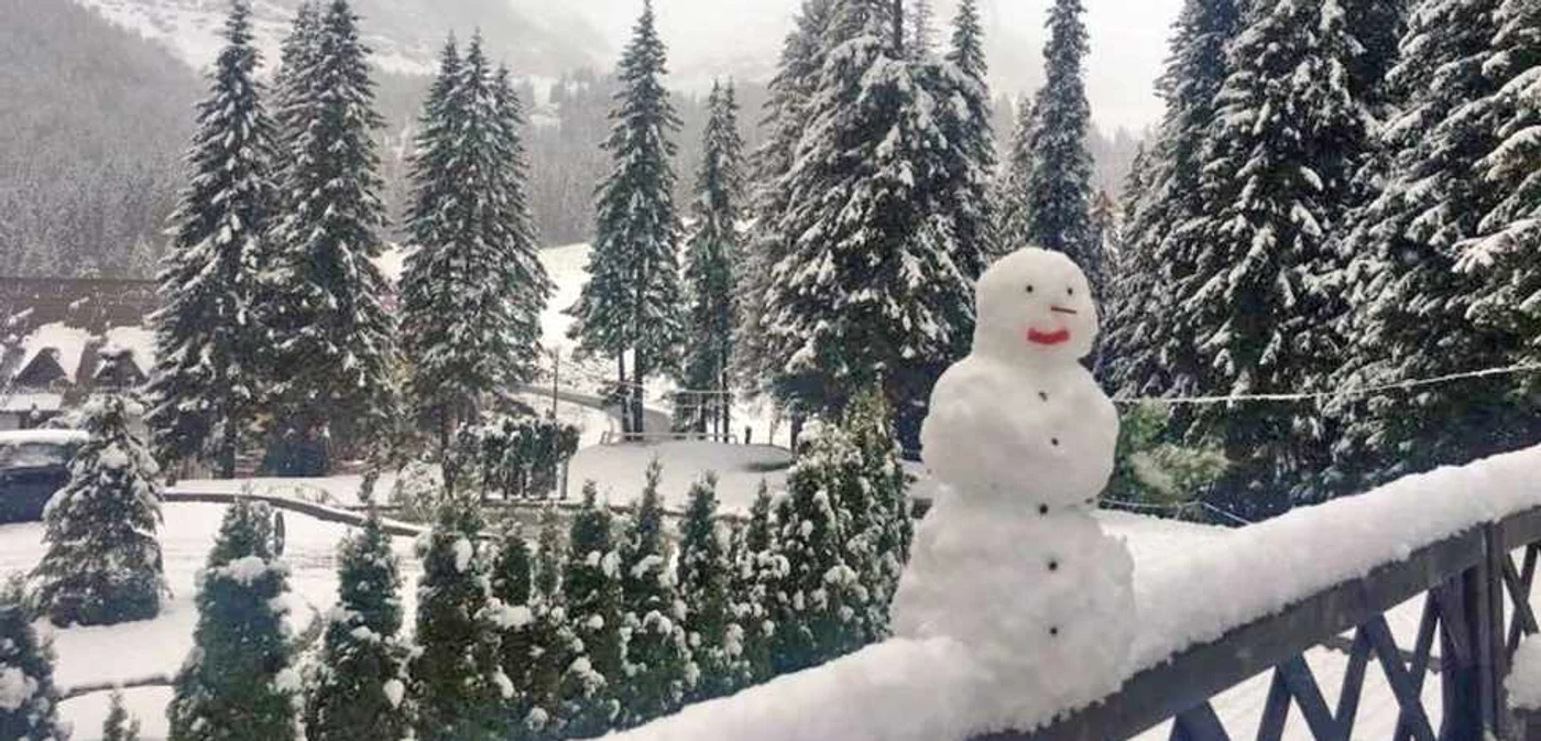 Turiştii au făcut un om de zăpadă în localitatea dâmboviţeană Moroeni FOTO Facebook /Hotel Peştera