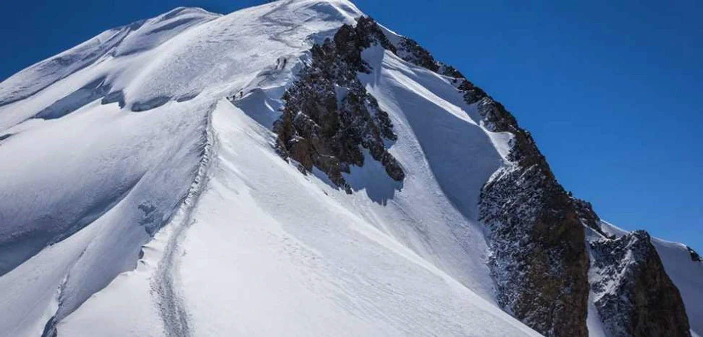Vedere asupra vârfului Mont Blanc din Alpi