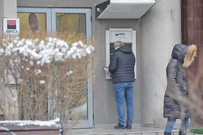 A pus banii in portofel lângă cardul de sănătate, obiect pe care îl are mereu la îndemână în ultima perioadă