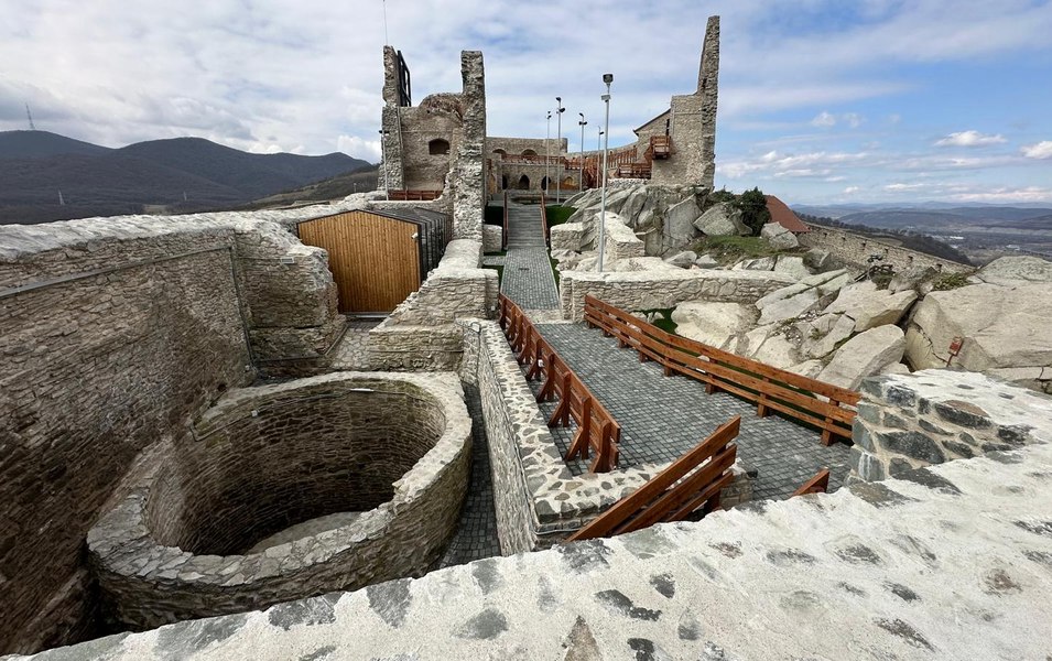 Cum arată o mare cetate medievală reabilitată într-un deceniu. Au fost diminuate pericolele ascunse de fortăreață FOTO VIDEO