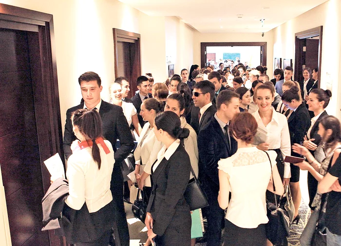 
    Candidaţii au aşteptat în picioare ore în şir  