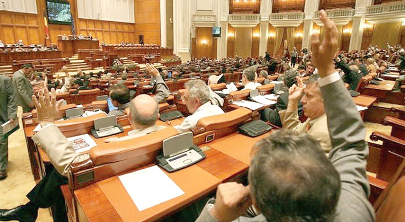 
    Senatorii şi deputaţii vor o indemnizaţie între 2.000 şi 4.000 de lei  