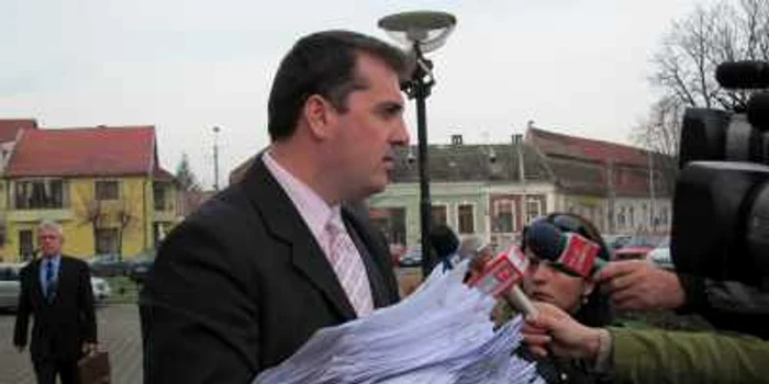 Peste două kilograme de foi au fost depuse de poliţişti la Tribunal