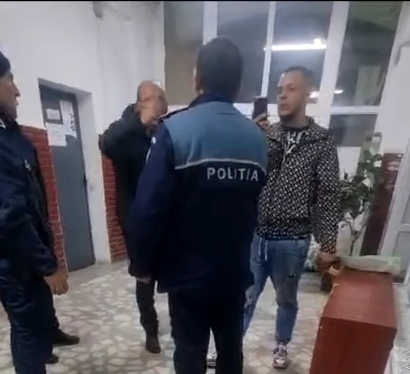 Polițiștii au fost ultragiați de indivizi FOTO: captură video