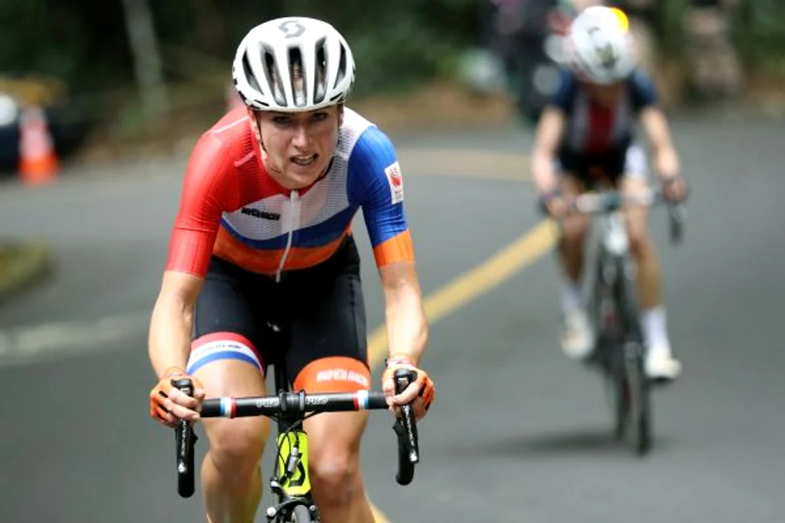 Annemiek van Vleuten avea şanse la medalie, dar a căzut inexplicabil cu 10 kilometri înainte de finish. Aurul l-a câştigat compatrioata ei, Anna van der BreggenFoto: AP