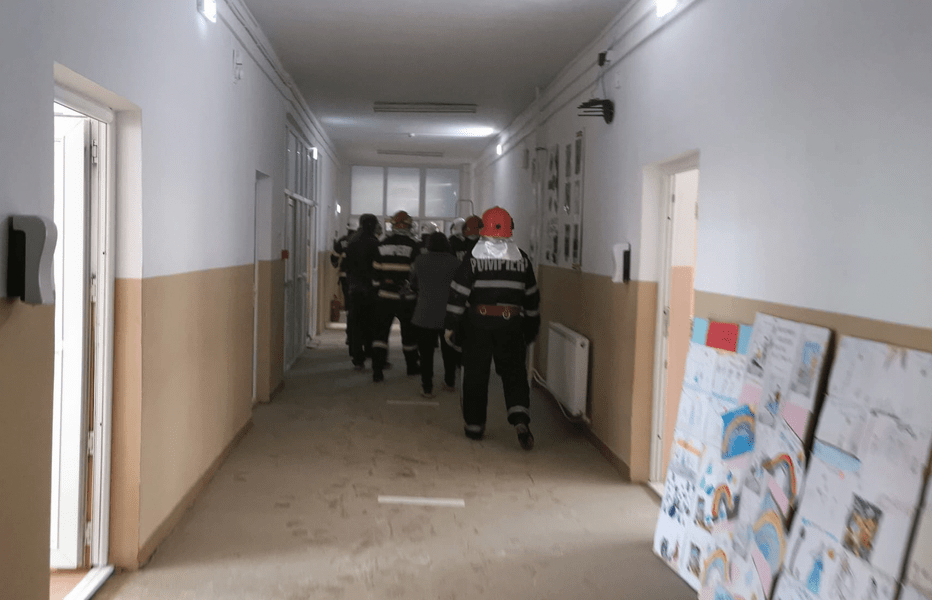 600 de elevi evacuați de pompieri dintr-o școală din Botoșani. O profesoară a fost rănită FOTO