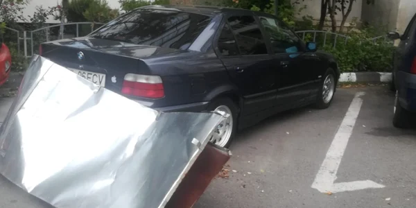 Tabla acoperişului de la mansarda blocului din Râmnicu Vâlcea care a ars în aprilie smulsă de vijelii la începutul lunii iulie Foto ISU Vâlcea