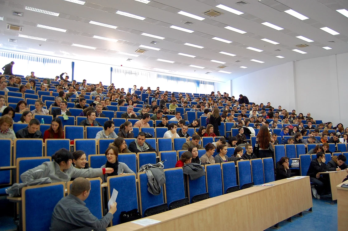 
    Amfiteatrele vor duce dorul miilor de studenti  