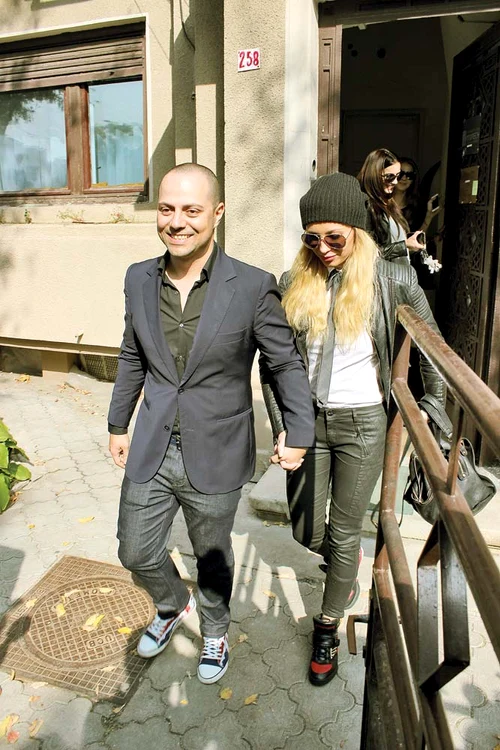 Lora, jurat la emisiunea “Next Star“, şi Dan Badea au ieşit de mână de la biroul notarial unde au semnat, luni, actele de divorţFoto: Mihai Ionescu