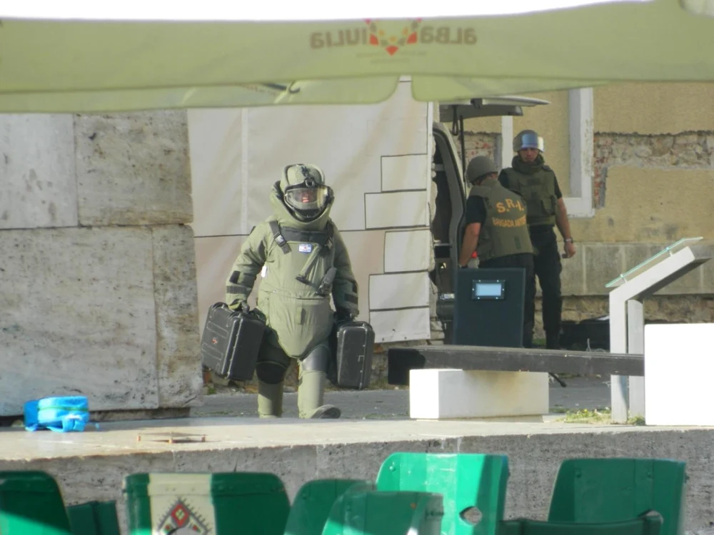 Exerciţiul a avut în prim plan antrenarea membrilor echipelor pirotehnice în executarea lucrărilor specifice intervenţiei în cazul unei ameninţări cu bombă