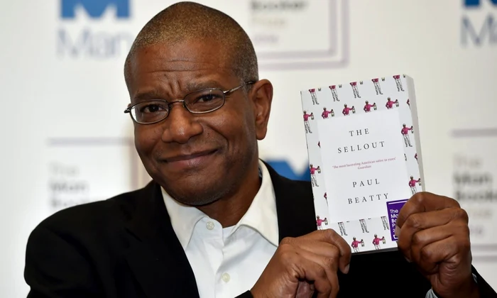 Paul Beatty ţinând o copie a volumului său „The Sellout” FOTO EPA