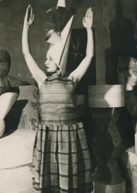 Fotografie realizată de Constantin Brâncuși, Lizica Codreanu în atelier interpretând Gymnopediile de Erik Satie, 1922, Nouveau Musée National de Monaco 2 png