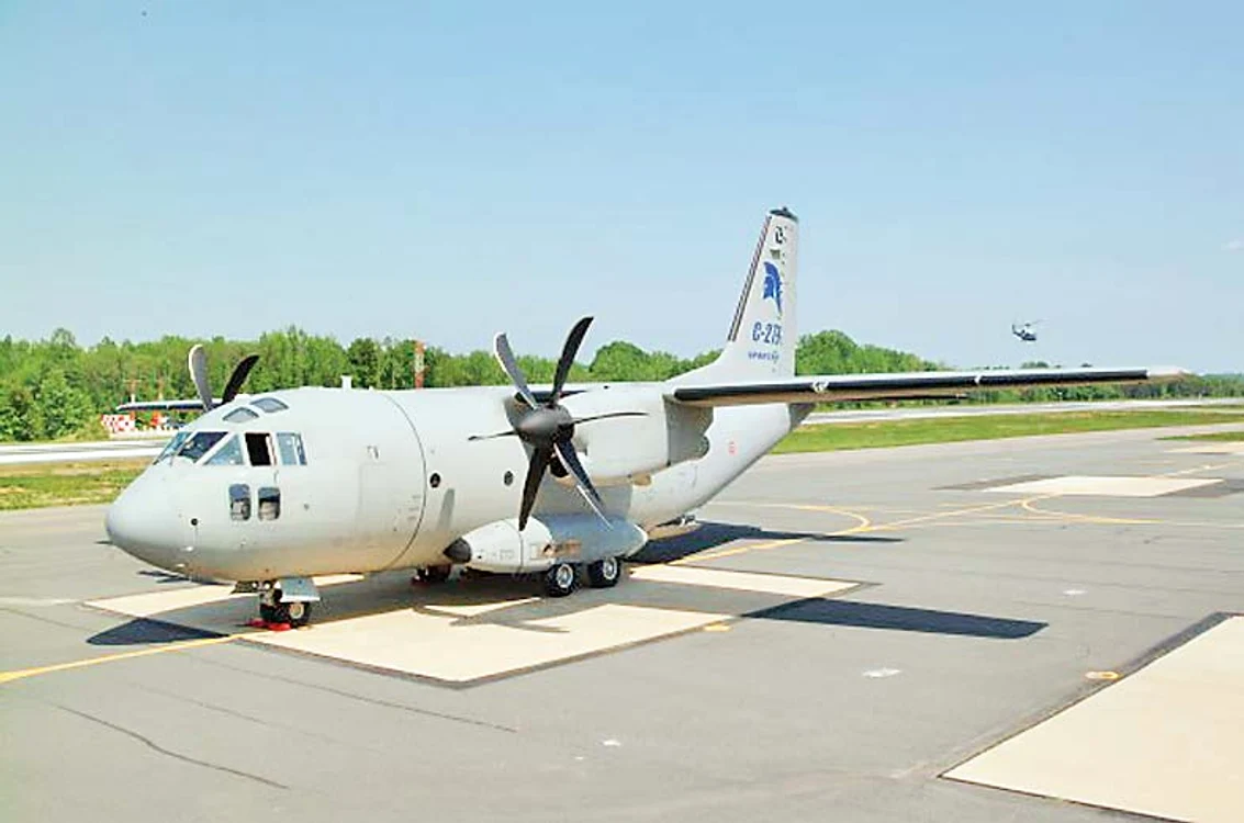 
    Avionul are o lungime de 22, 70 m, o anvergură a aripilor de 28, 7 m și o înălțime de 9, 7 m   