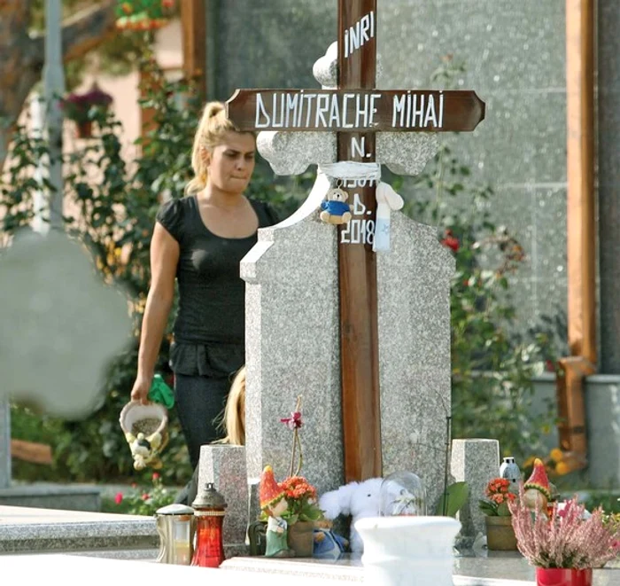 Surorile lui Mihăiță au depus flori și jucării la mormântul fratelui lor 