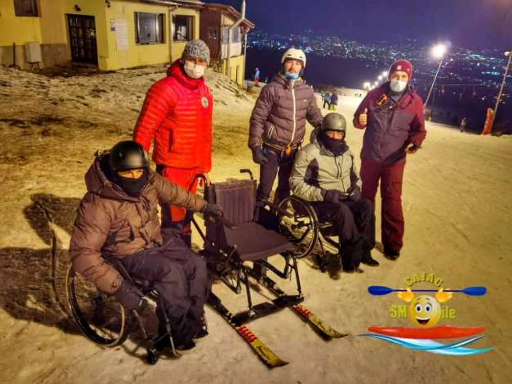 Asociaţia Caiac Smile dotează pârtiile din ţară cu scaune de ski concepute pentru persoanele cu dizabilităţi Foto Caiac Smile