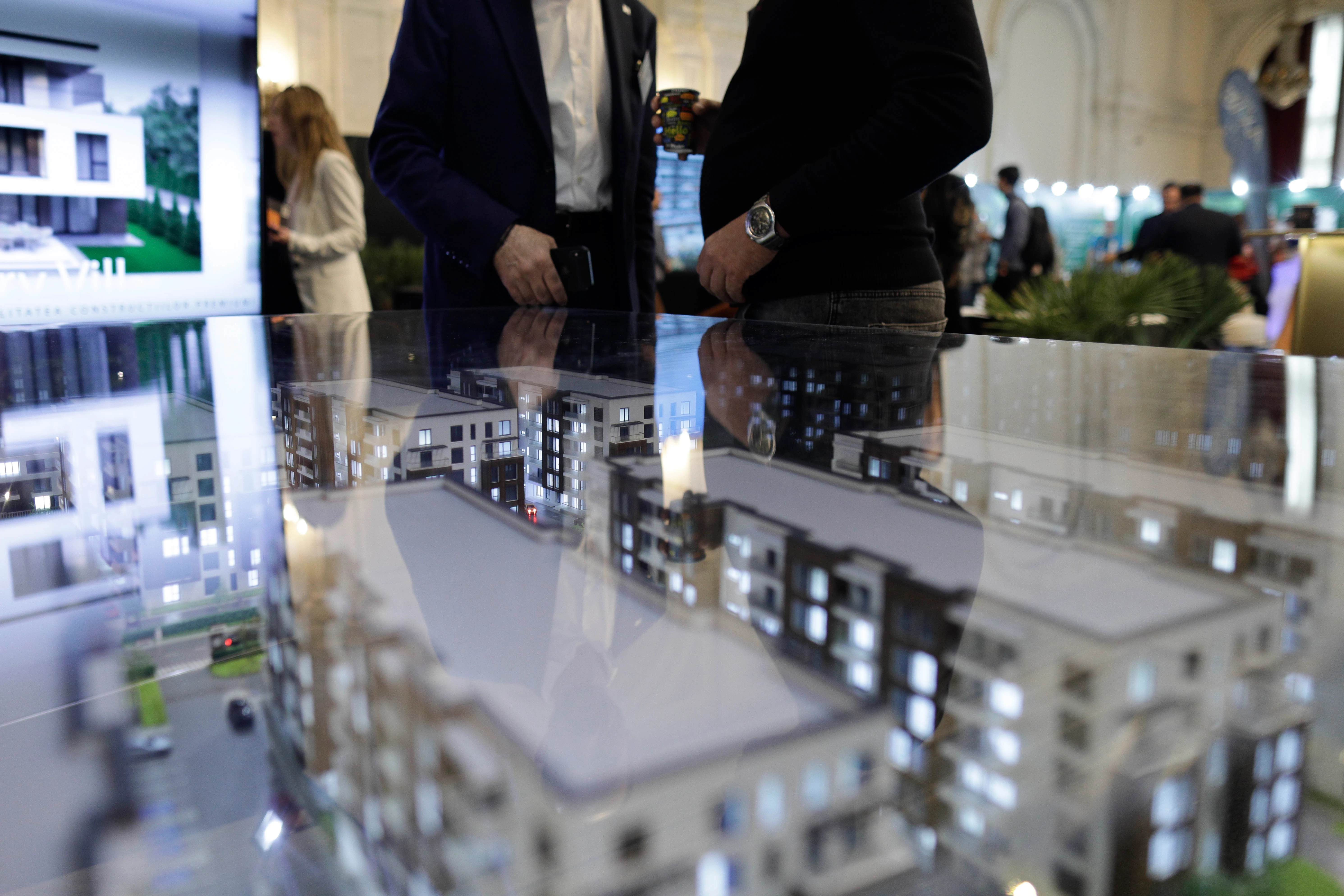 Atenție la „atârnători”! Cum se „lipesc” agenții imobiliari de tranzacții în curs pentru a stoarce bani de la români