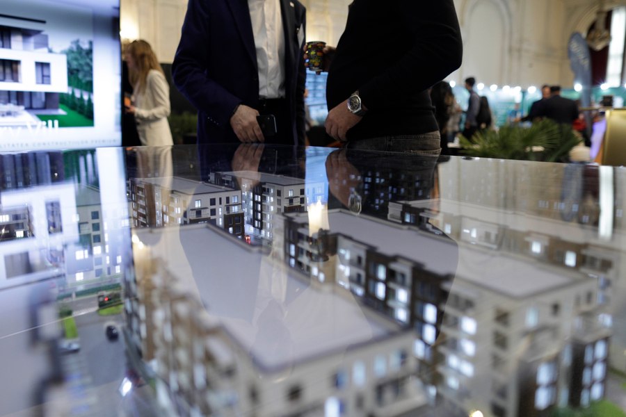 Atenție la „atârnători”! Cum se „lipesc” agenții imobiliari de tranzacții în curs pentru a stoarce bani de la români