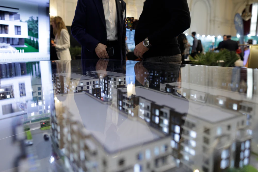 Atenție la „atârnători”! Cum se „lipesc” agenții imobiliari de tranzacții în curs pentru a stoarce bani de la români