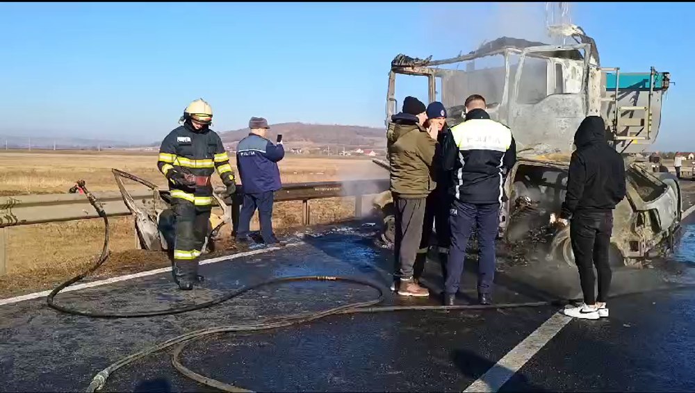 Doi tineri au murit după ce un autoturism și un camion s-au izbit și, ulterior, au luat foc. Circulația blocată pe DN24 VIDEO