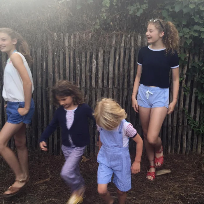 Jamie Oliver mai are patru copii, trei fete, Poppy Honey Rose (14 ani), Daisy Boo Pamela (12 ani) și Petal Blossom Rainbow (6 ani), și un băiat, Buddy Bear Maurice (5 ani))