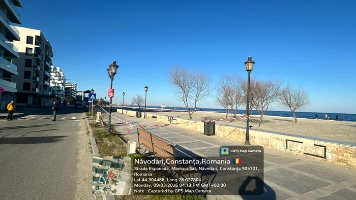 Rezervor de gaz îngropat ilegal pe plaja din Năvodari, avariat de un utilaj / foto: Facebook