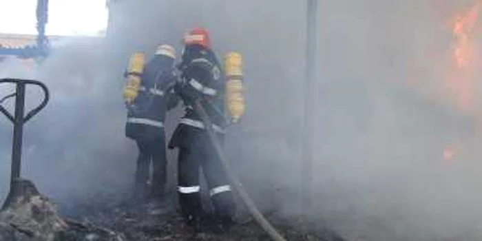 Focul a fost stins în aproximativ o jumătate de oră