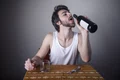 Bărbat cu o sticlă de alcool - vin FOTO Shutterstock 